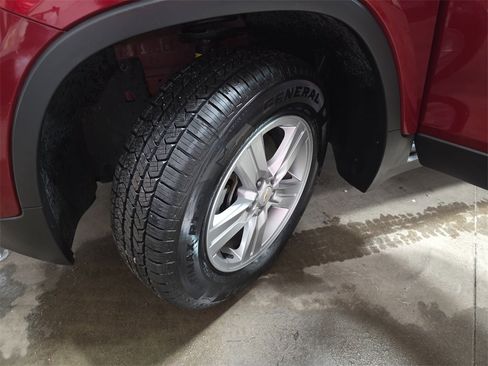 Used 2022 Chevrolet Trax LT w/ LT Convenience Package image 34