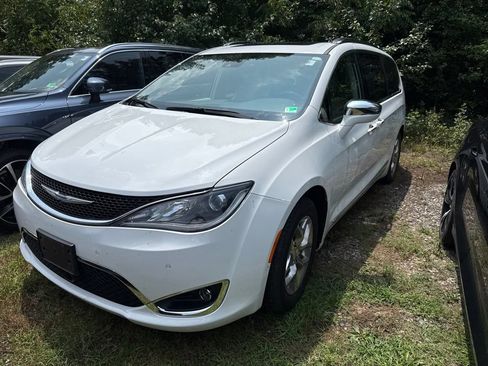 Used 2018 Chrysler Pacifica Limited w/ Advanced Safetytec Group FWD image 2