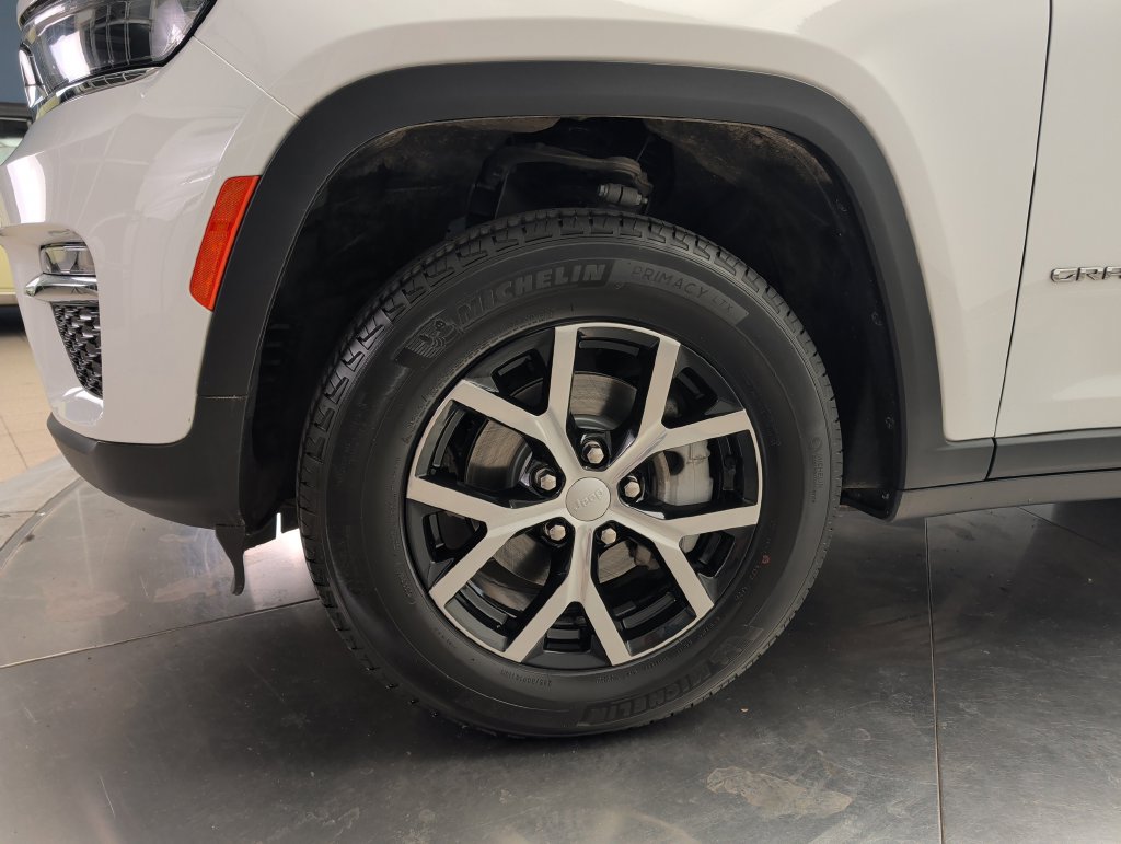 Used 2023 Jeep Grand Cherokee Limited AWD/4WD image 32