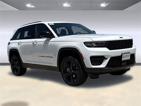 New 2025 Jeep Grand Cherokee Altitude image 5