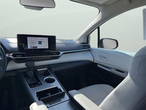 Used 2025 Toyota Sienna LE image 22