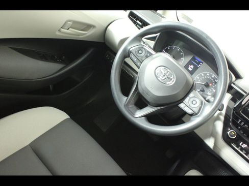 Used 2024 Toyota Corolla LE w/ LE Convenience Package FWD image 17