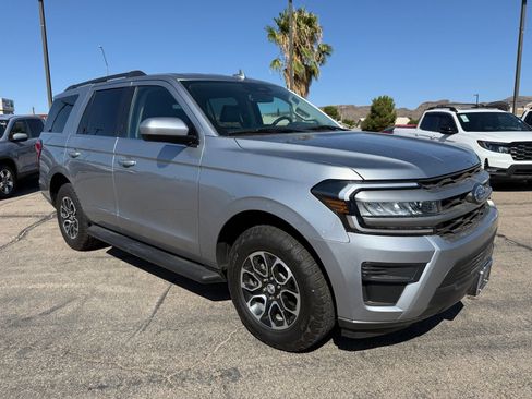 Used 2024 Ford Expedition XLT RWD image 3