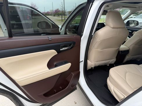 Used 2021 Toyota Highlander XLE image 13