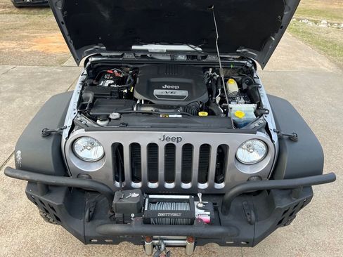 Used 2016 Jeep Wrangler Unlimited Rubicon w/ Connectivity Group image 16