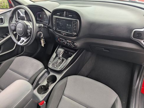 Used 2025 Kia Soul LX w/ LX Technology Package FWD image 11