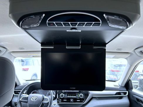 Used 2023 Toyota Highlander LE image 19