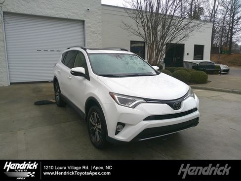 Used 2018 Toyota RAV4 XLE image 1