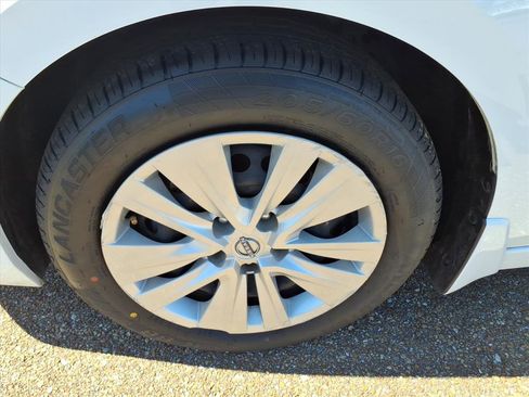 Used 2024 Nissan Sentra S image 9