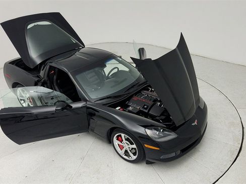 Used 2010 Chevrolet Corvette Coupe w/ 1LT image 39