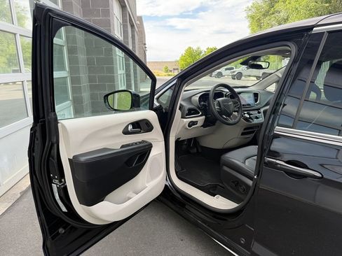 Used 2024 Chrysler Pacifica Limited FWD image 17