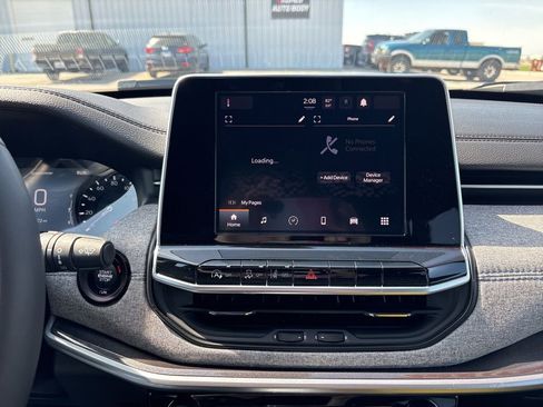 Used 2025 Jeep Compass Latitude image 34