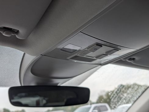 Used 2024 Volkswagen Taos SE image 29