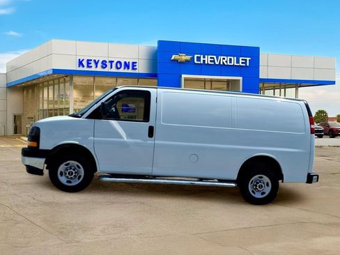 Used 2024 GMC Savana 2500 w/ Driver Convenience Package RWD image 4