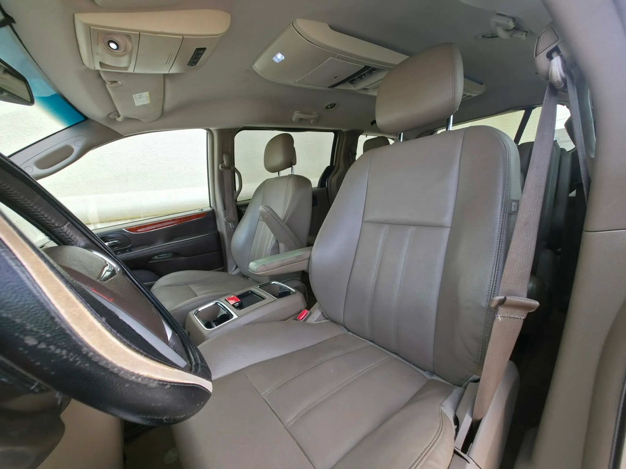 Used 2014 Chrysler Town & Country Touring FWD image 8