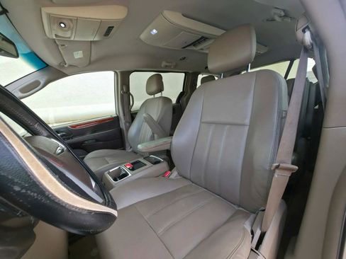 Used 2014 Chrysler Town & Country Touring image 8