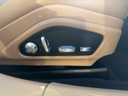 Used 2018 Porsche Panamera w/ Premium Package image 37