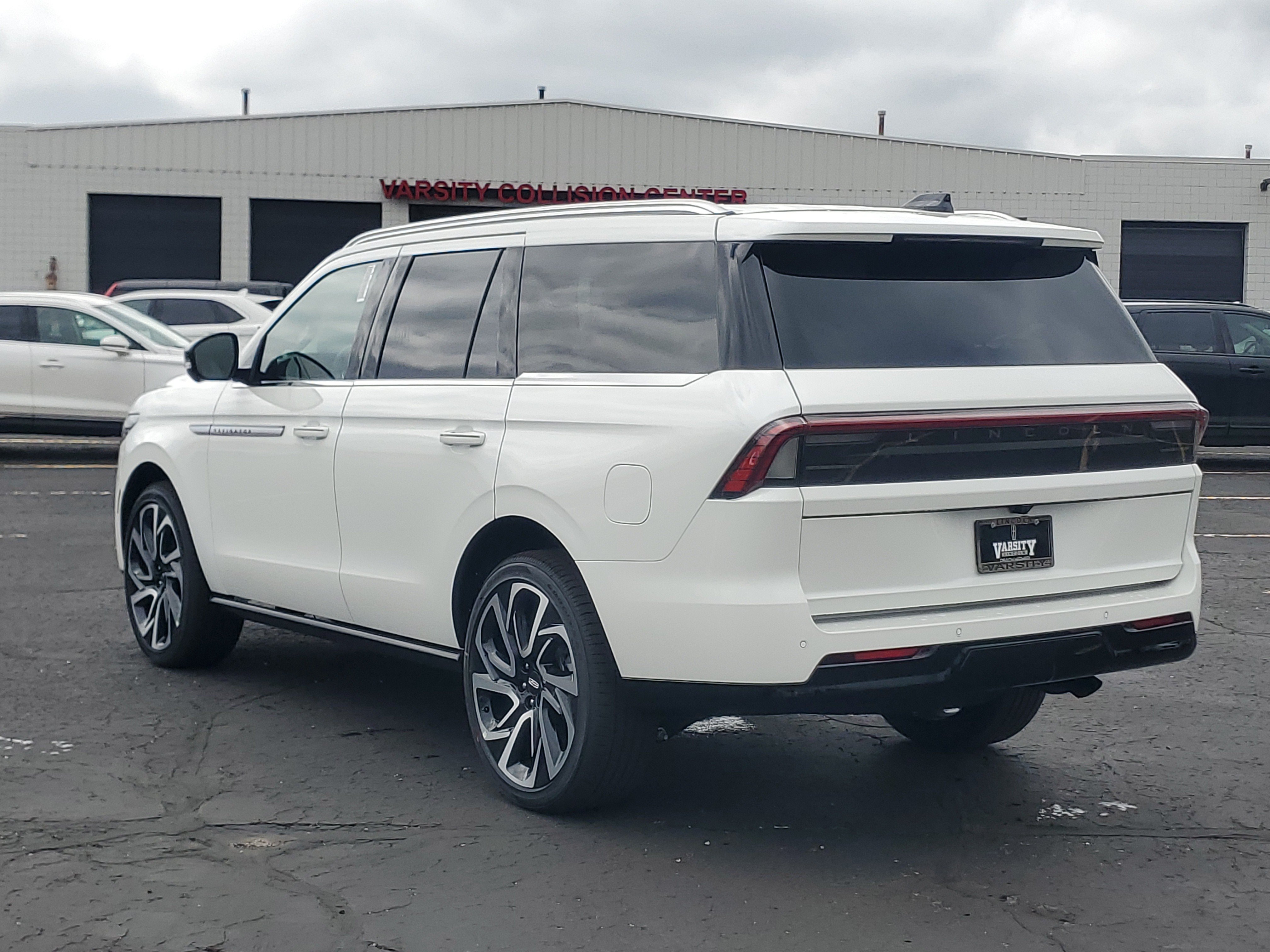 New 2026 Lincoln Navigator Reserve AWD/4WD image 3