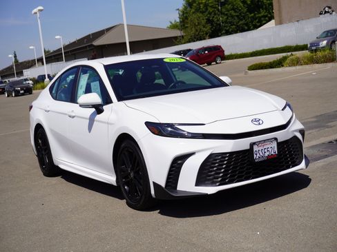 Used 2025 Toyota Camry SE w/ Convenience Package FWD image 1