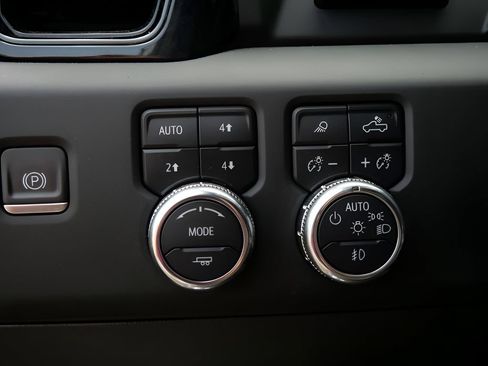 Used 2024 GMC Sierra 3500 AT4 w/ Technology Package AWD/4WD image 11
