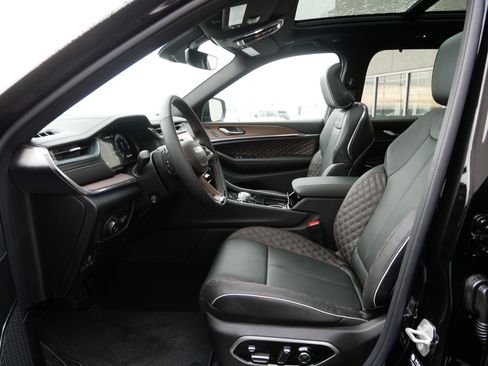 New 2025 Jeep Grand Cherokee Summit w/ Obsidian Package image 5