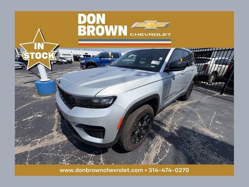 Used 2025 Jeep Grand Cherokee Altitude AWD/4WD image 1