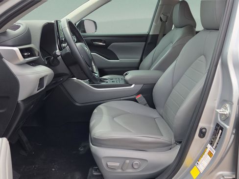 Used 2020 Toyota Highlander XLE AWD/4WD image 11