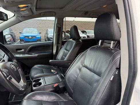 Used 2018 Toyota Sienna L image 12