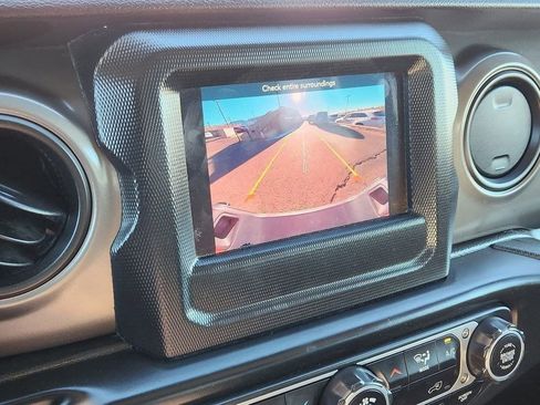 Used 2023 Jeep Gladiator Sport image 8