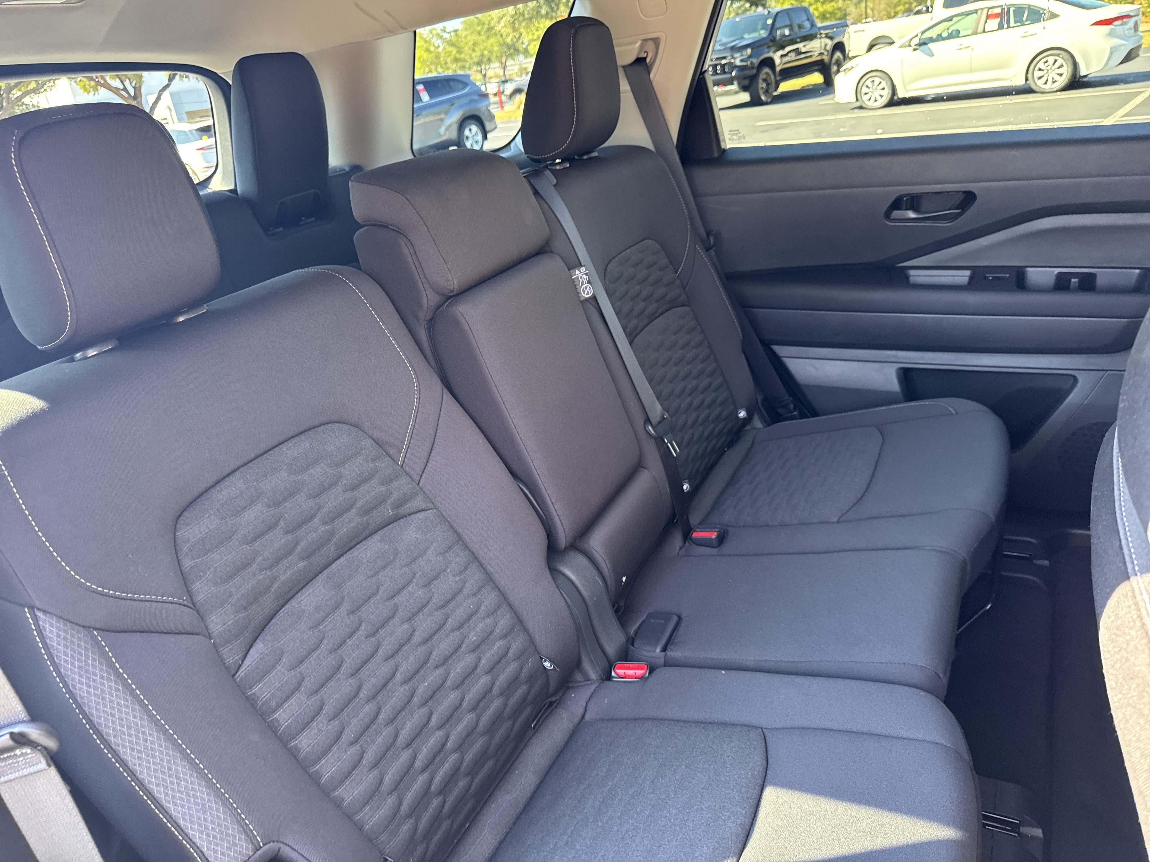 Used 2025 Nissan Pathfinder SV AWD/4WD image 31