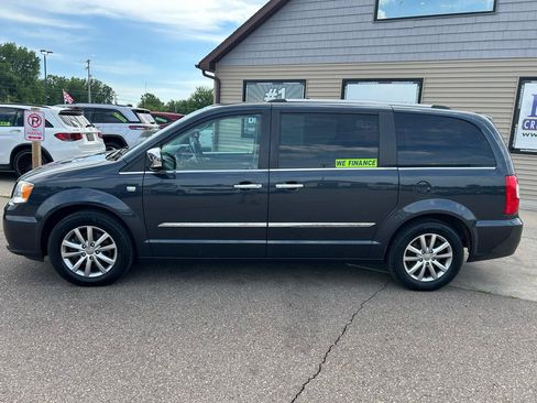 Used 2014 Chrysler Town & Country Touring-L FWD image 8