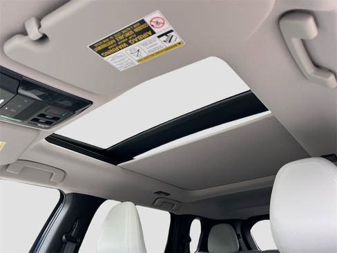 New 2025 Mitsubishi Outlander SE image 23