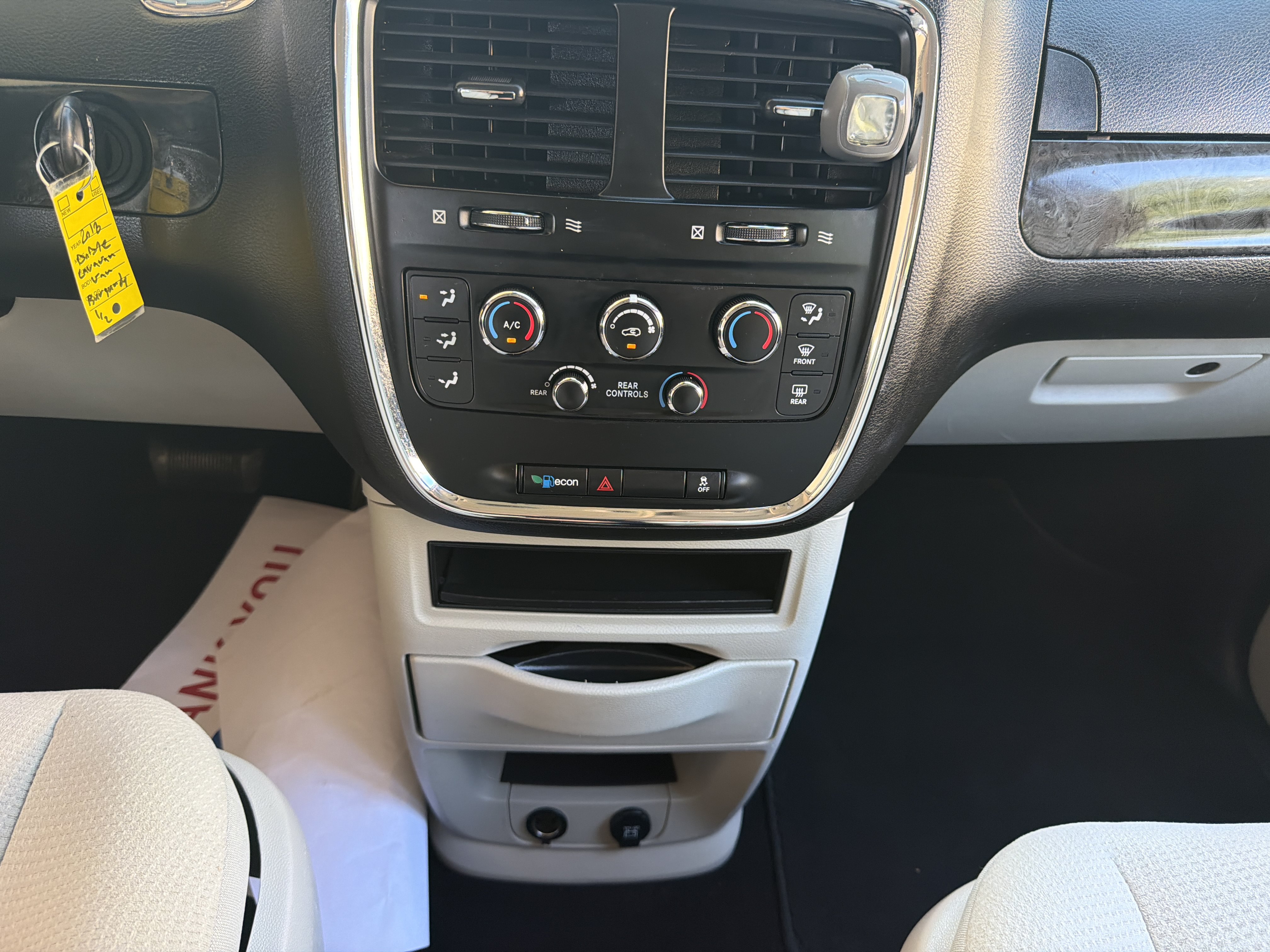 Used 2018 Dodge Grand Caravan SE w/ UConnect Hands-Free Group FWD image 28