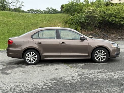 Used 2011 Volkswagen Jetta SE FWD image 4