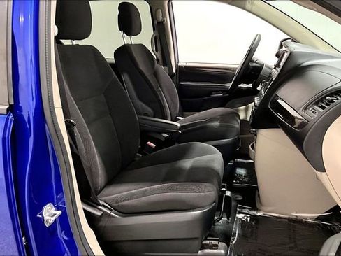 Used 2018 Dodge Grand Caravan SE w/ UConnect Hands-Free Group image 31