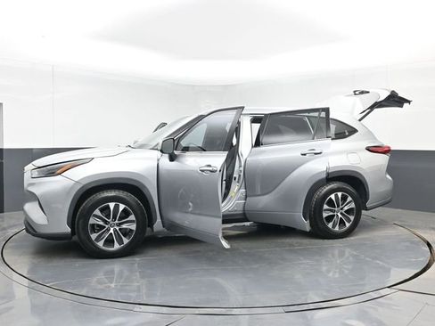 Used 2021 Toyota Highlander XLE FWD image 57