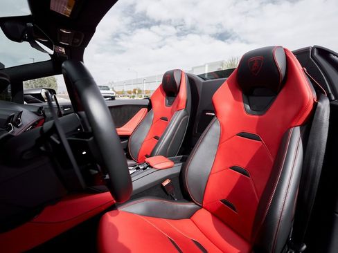 Used 2021 Lamborghini Huracan EVO image 40