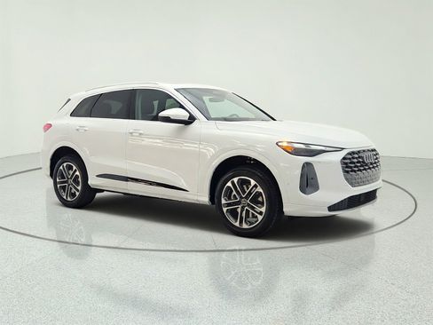 Used 2025 Audi Q5 Premium w/ Convenience Package AWD/4WD image 3