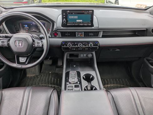 Used 2025 Honda Pilot Black Edition image 14