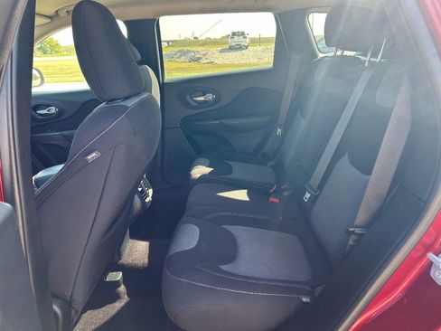 Used 2016 Jeep Cherokee Sport image 10