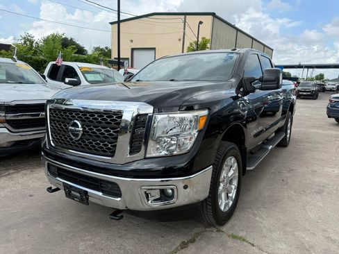 Used 2018 Nissan Titan SV w/ SV Convenience Package AWD/4WD image 3