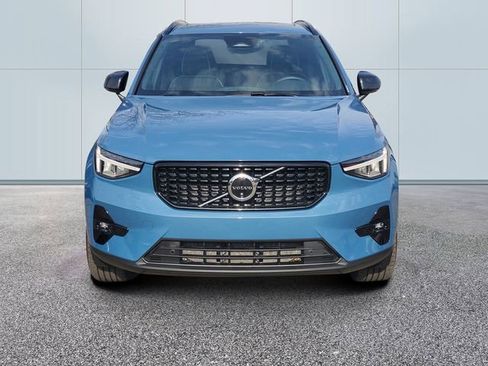 Used 2025 Volvo XC40 B5 Plus image 2