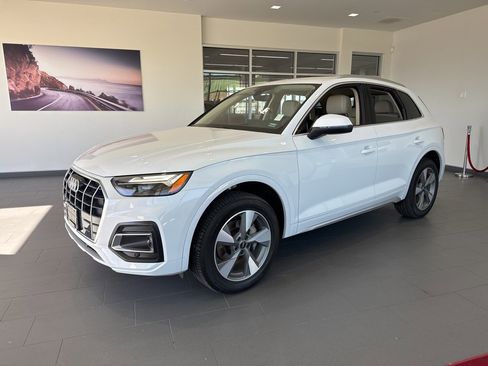 Used 2024 Audi Q5 2.0T Premium w/ Convenience Package image 4