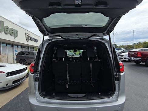 New 2026 Chrysler Pacifica Select image 16
