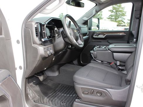 Used 2025 Chevrolet Silverado 2500 LT w/ Safety Package AWD/4WD image 9