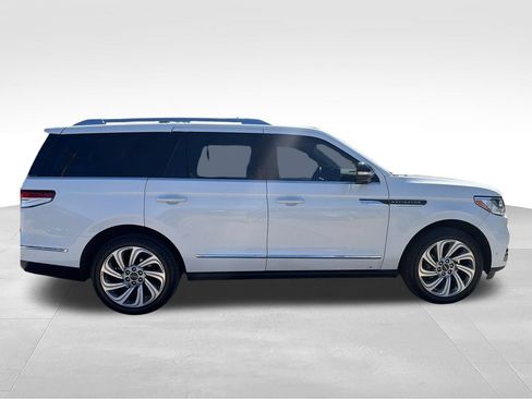 Used 2023 Lincoln Navigator Reserve AWD/4WD image 6