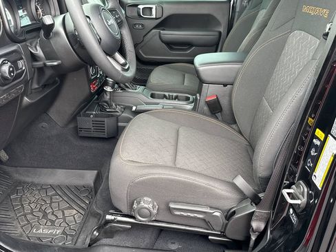 Used 2025 Jeep Gladiator Mojave AWD/4WD image 10