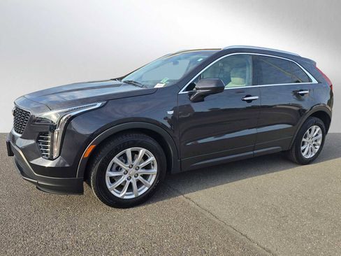Used 2022 Cadillac XT4 Luxury w/ Cold Weather Package image 7