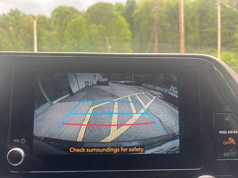 Used 2025 Toyota Highlander LE FWD image 27