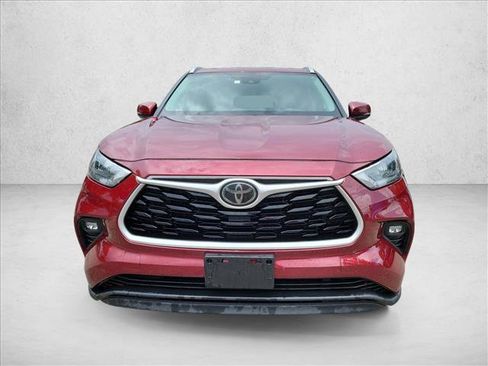 Used 2020 Toyota Highlander XLE FWD image 2